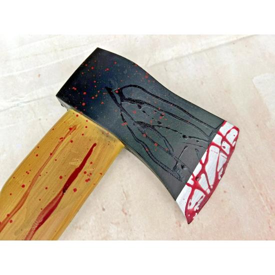 Hacha larga ensangrentada