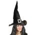 Sombrero de bruja con borde de peluche y hebilla.